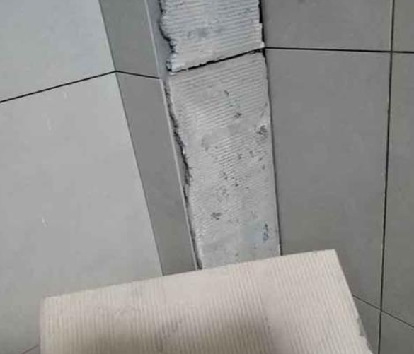 鞍山市瓷砖空鼓维修公司分享下厨房瓷砖脱落的补救措施。